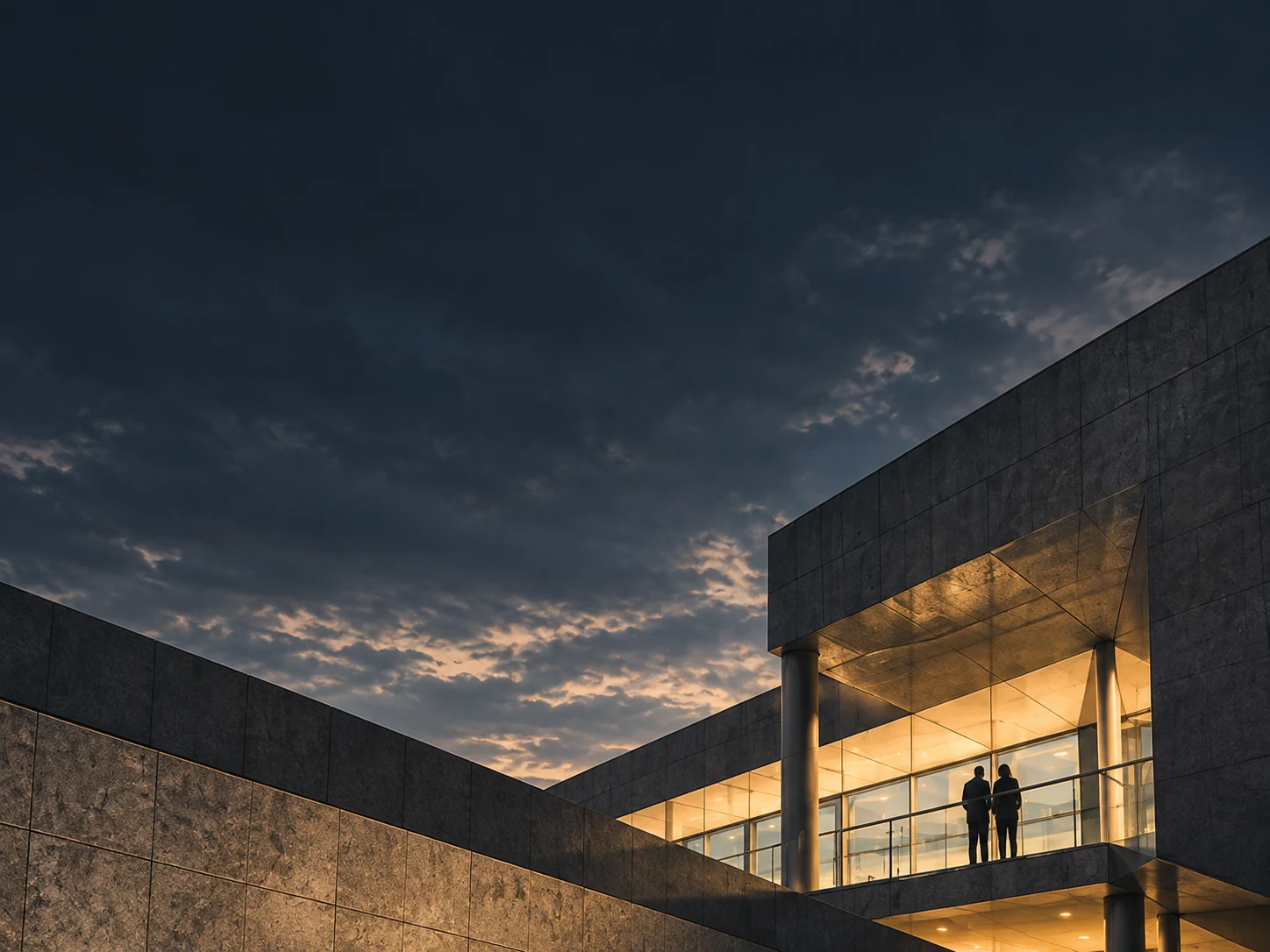 Edifício empresarial com ambientes internos iluminados.