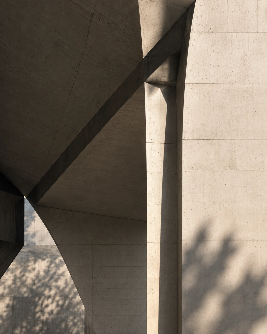 Estrutura de concreto com planos de luz e sombra.